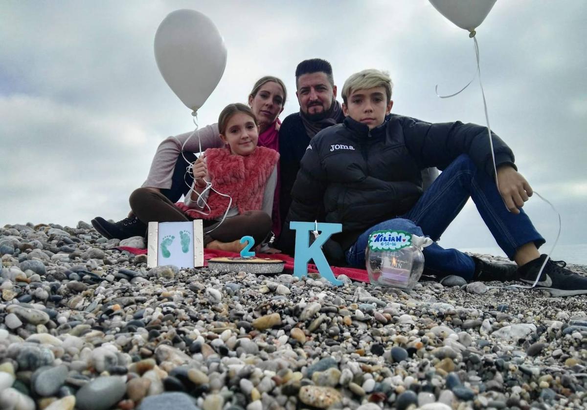 Rocío con su familia y con los recuerdos que conserva de su hijo Kilian, que falleció en la semana 34 de gestación.