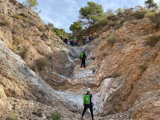 La Federación de Montaña enseña escalada en Berja
