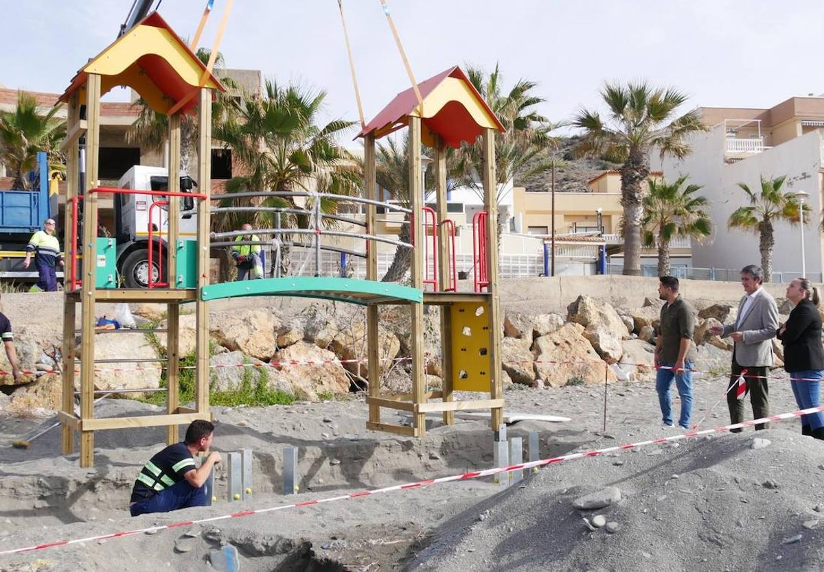Adra habilita dos parques infantiles sobre la playa de El Lance y Guainos