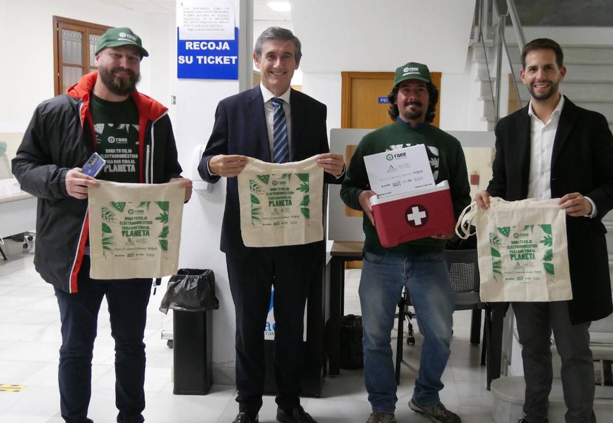 Adra aprende a reciclar electrodomésticos y aparatos electrónicos