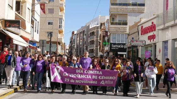 Adra sale a la calle por el 25-N: «Ni una más»
