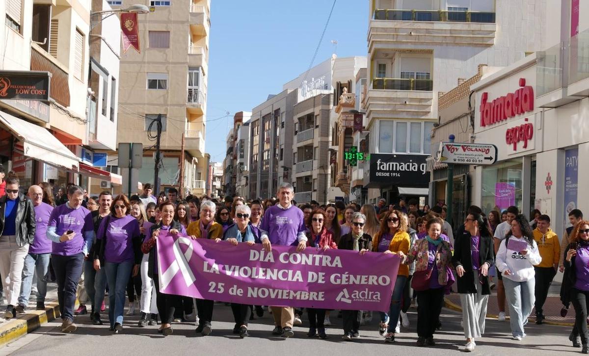 Adra sale a la calle por el 25-N: «Ni una más»