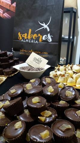 La Virgitana enseña a hacer bombones a los más pequeños