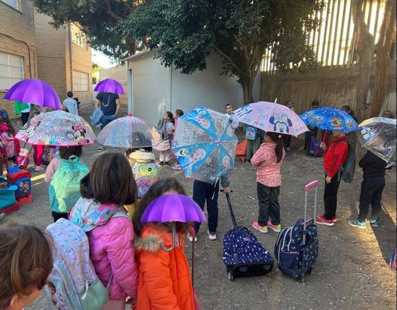 El AMPA del Mare Nostrum anima a 'abrazar' el colegio en defensa de los PTIS