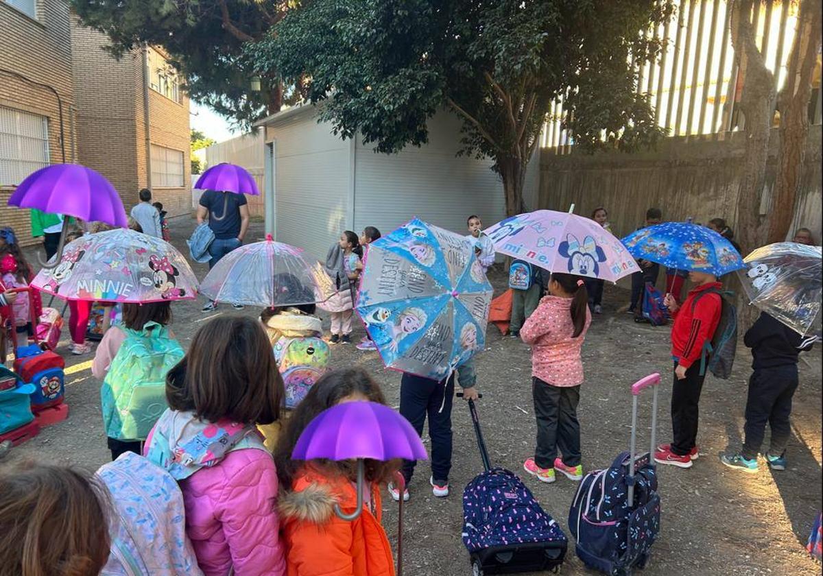 El AMPA del Mare Nostrum anima a 'abrazar' el colegio en defensa de los PTIS