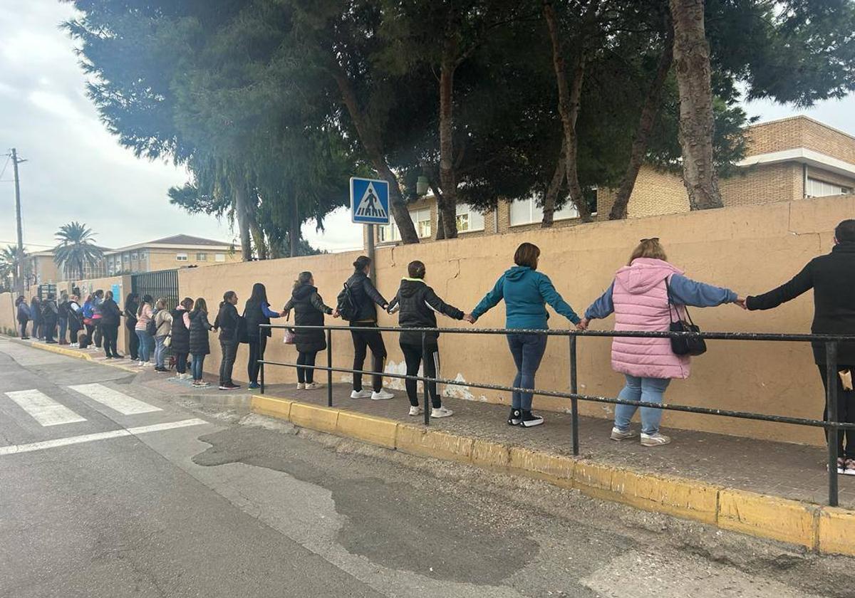 Padres de alumnos del Mare Nostrum rodean el centro en apoyo a los PTIS