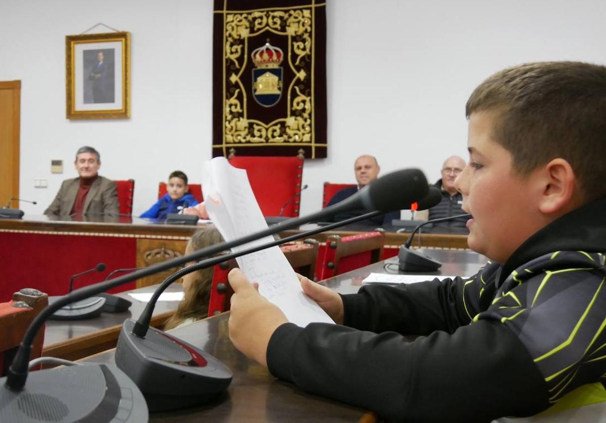 Alumnos de Primaria de Adra toman la palabra en el salón de plenos