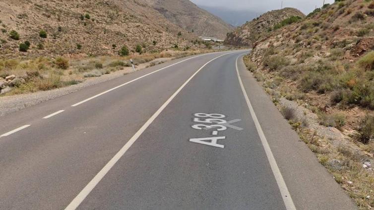 Una colisión frontal corta el tráfico en la carretera entre Berja y Dalías durante dos horas
