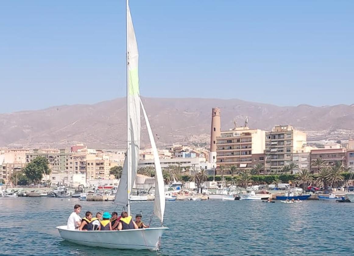 El Real Club Náutico de Adra invita a los niños a navegar esta Navidad