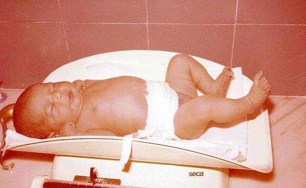 Berja recopila imágenes de bebés nacidos en el sanatorio del doctor José Caba