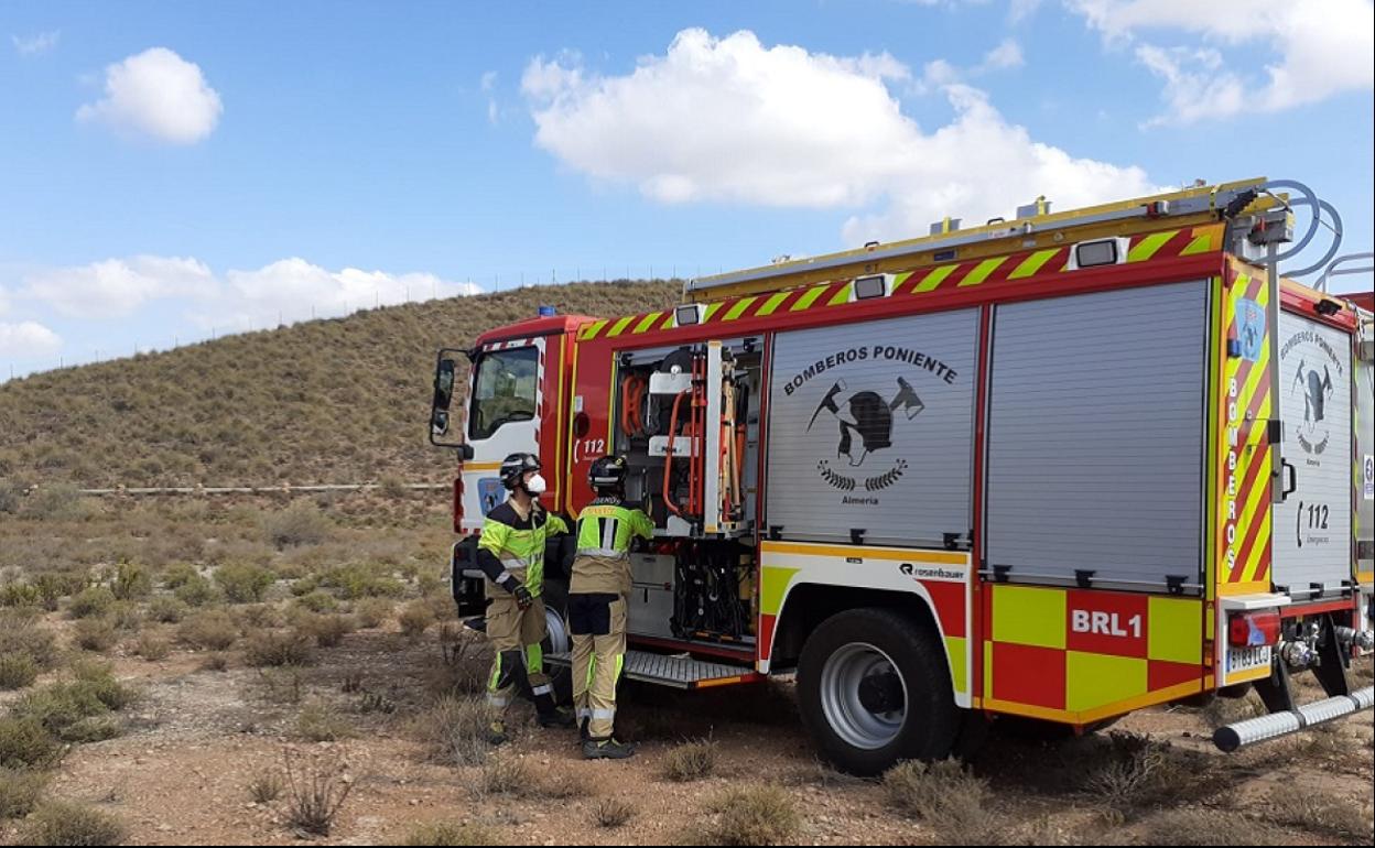 Desalojados 30 vecinos por un incendio en un edificio de Adra