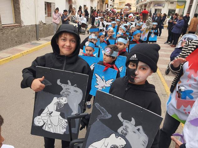 Fotos: Más de 2.000 niños toman las calles de Adra para disfrutar del Carnaval