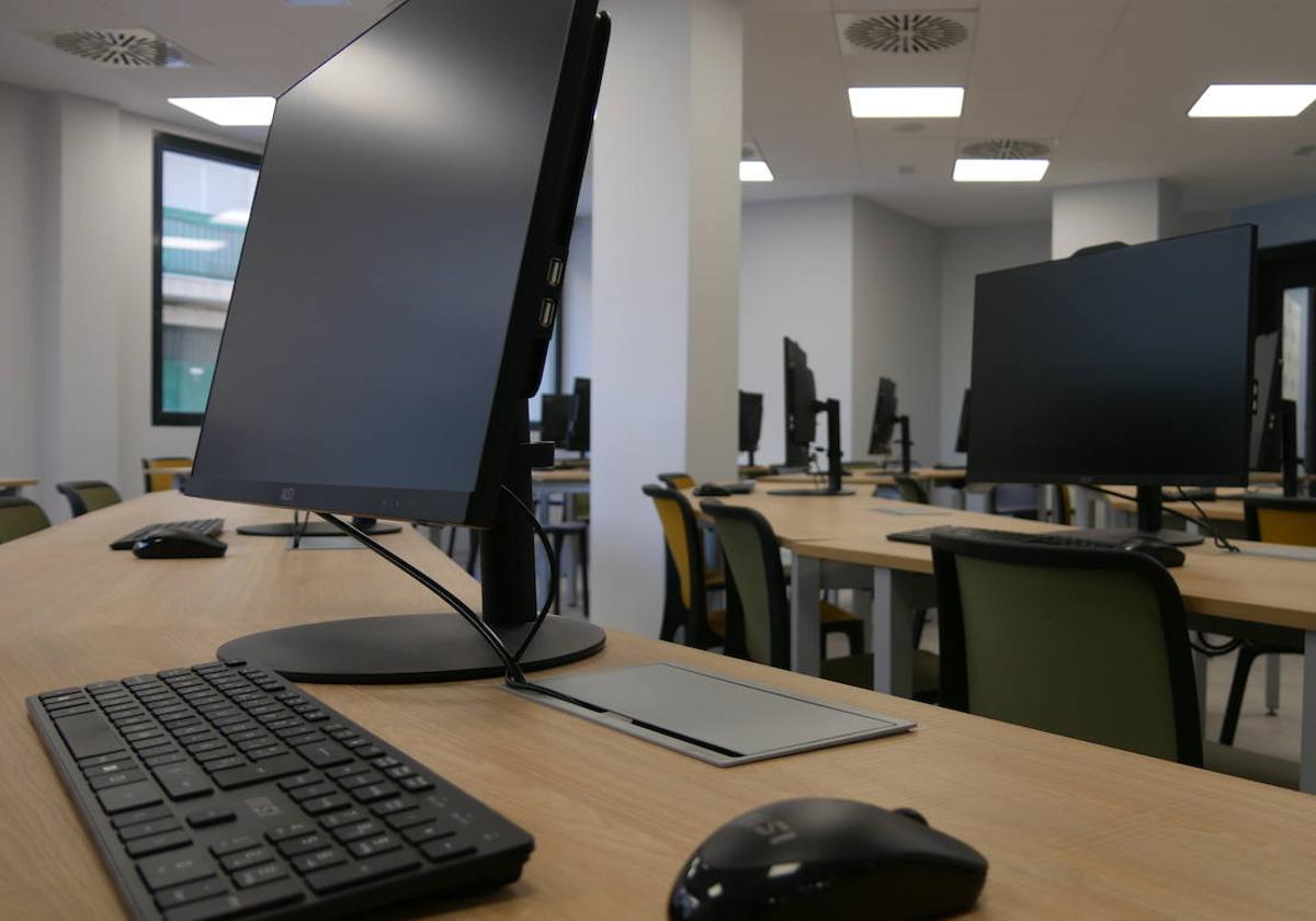 Adra limita el horario de su nueva sala de estudio y prohíbe el acceso a menores de 16 años