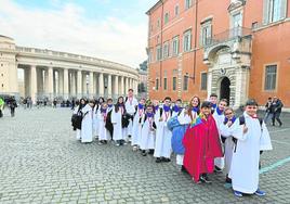 El papa Francisco bendice las voces del coro Pedro Mena