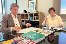 El alcalde de Adra y la presidenta del Colegio de Veterinarios de Almería.