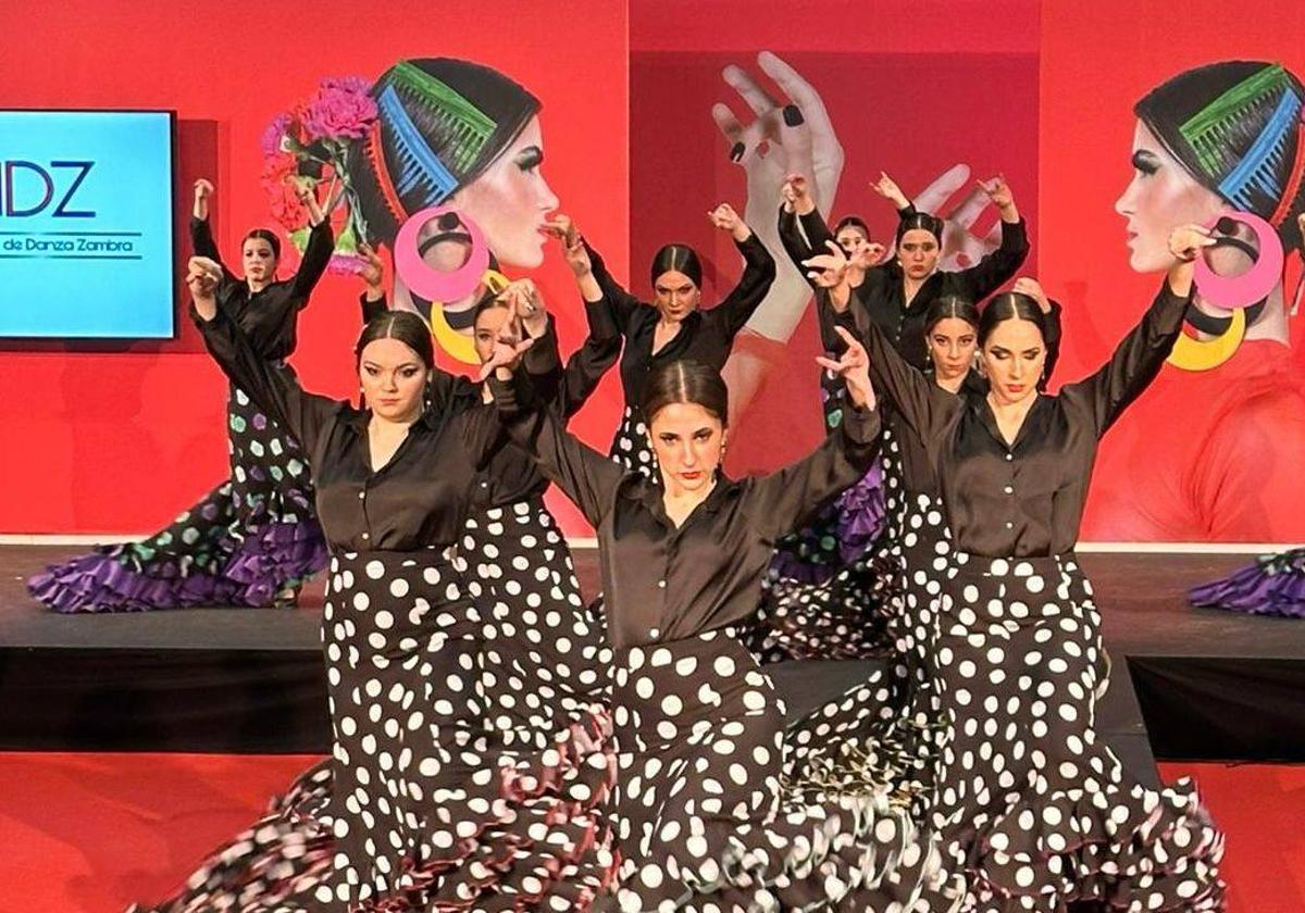 Una escuela de baile de Adra, en la Semana Internacional de la Moda Flamenca
