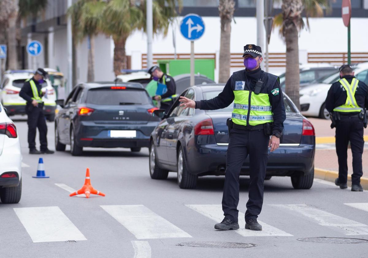 La Policía Local vigila el transporte escolar