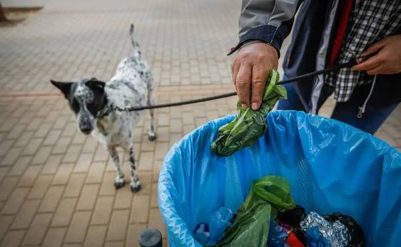 Adra eleva a 200 euros la sanción por no recoger los excrementos de las mascotas