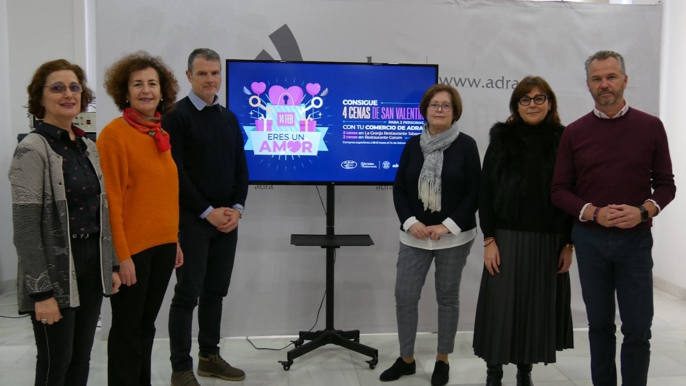 Adra invita a comprar en sus comercios por San Valentín