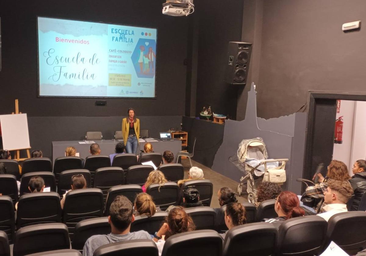 Cuarenta familias toman nota de cómo educar con firmeza y cariño
