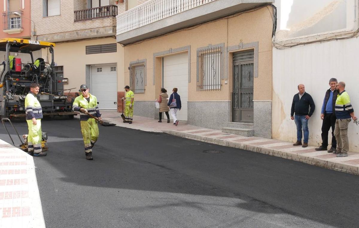 Comienzan a asfaltar un tramo de la Rambla de las Cruces
