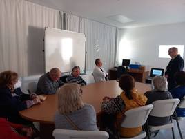 Visita del tejido asociativo al centro de salud.