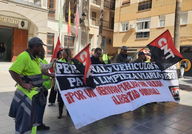 Concentración de la CNT a las puertas del Ayuntamiento de Adra.