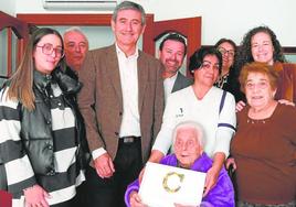 Adra celebra las 102 primaveras de Carmen