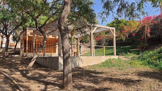La biblioteca al aire libre instalada en el parque del Cercado, destrozada y sin libros.