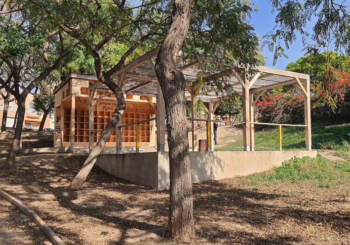 La biblioteca al aire libre instalada en el parque del Cercado, destrozada y sin libros.