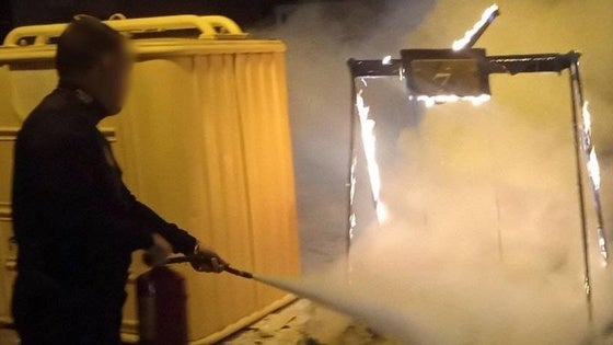 Detenido un menor por quemar 38 contenedores en Adra