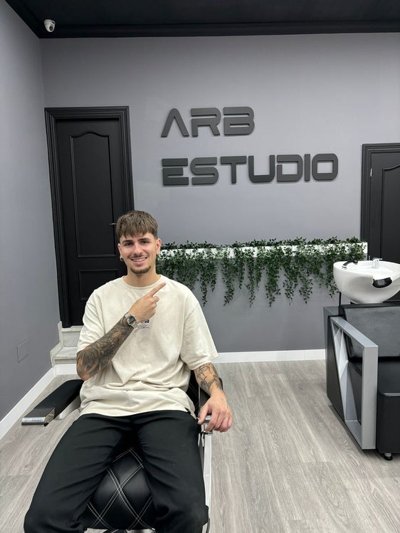 «He pasado de cortar el pelo en casa de mi abuela a tener mi barbería; cumplo un sueño»
