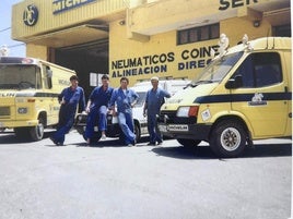 Juan Coines con su hermano José y los hijos de este, hoy al frente del negocio con sus primas, Irene y Esther.