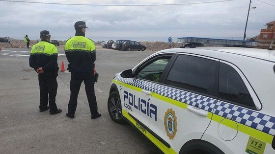 La Policía Local de Adra detiene a dos individuos y evita el robo de un coche y una motocicleta
