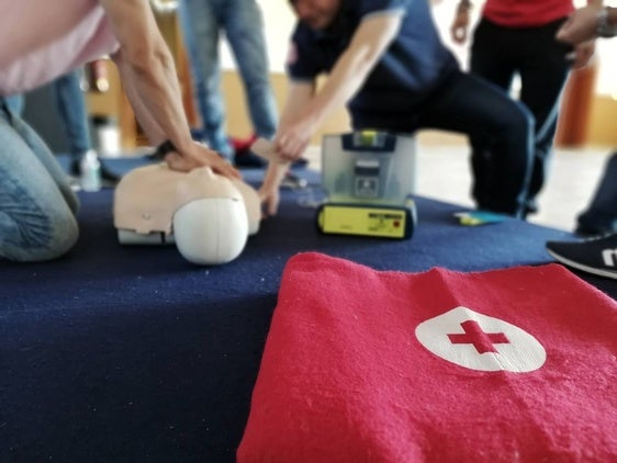 Cruz Roja enseña técnicas de primeros auxilios a más de 60 personas