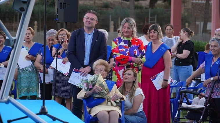 Berja arropa a sus mayores en la graduación de los talleres de memoria