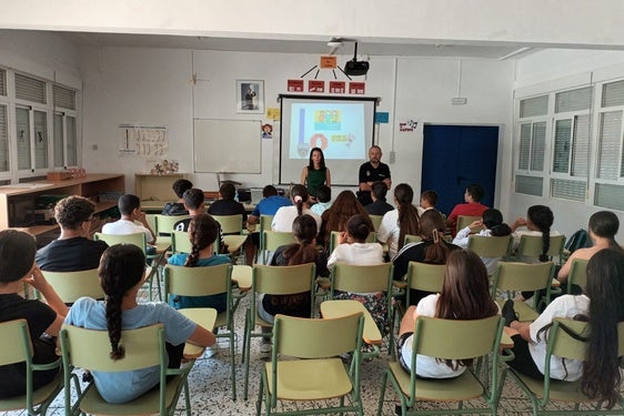 Los alumnos de Adra podrán comunicar casos de acoso por WhatsApp