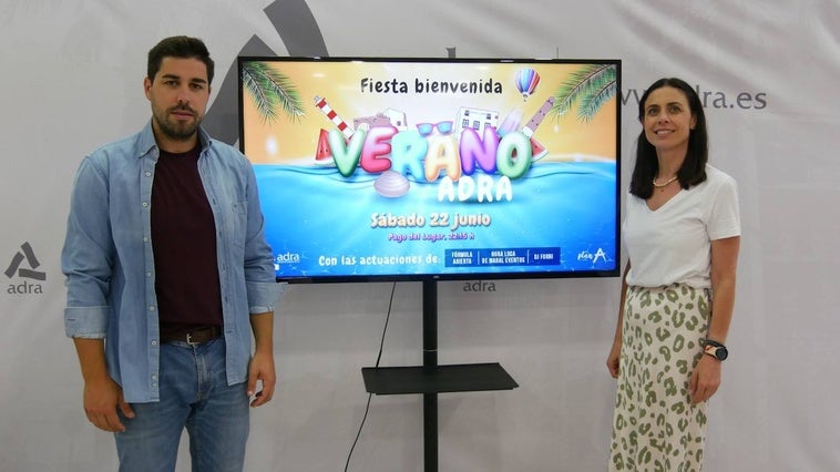 Adra da la bienvenida al verano con una fiesta junto al mar