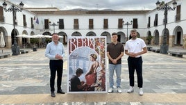Miguel Carmona sitúa en la Plaza Porticada el cartel de la Feria de Berja