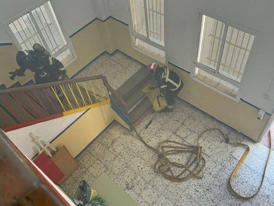 Bomberos del Poniente realiza un simulacro en el colegio de Dalías