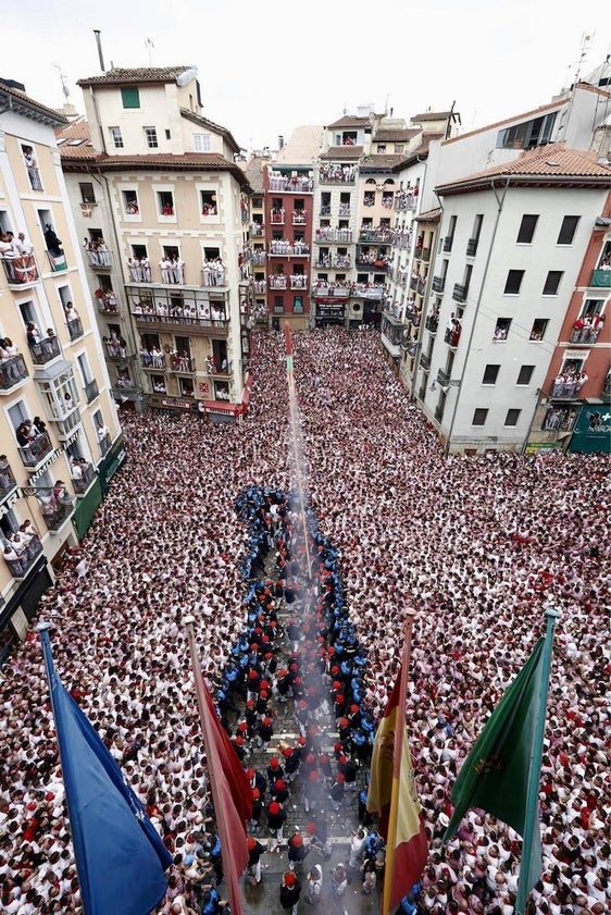 Imagen retransmitida desde la Plaza del Ayuntamiento de Pamplona, con el cohete de Alborán como protagonista.