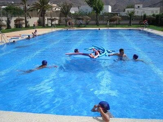 Dalías oferta 'aquareóbic' y natación en su piscina municipal
