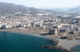 Adra reduce la presión del agua potable en los hogares y prohíbe baldear fachadas