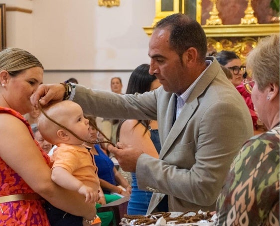 Imposición de medallas a cargo de la Hermandad de la Virgen del Carmen.