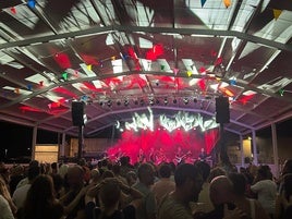 La carpa del Paseo Marítimo, epicentro de la actividad.