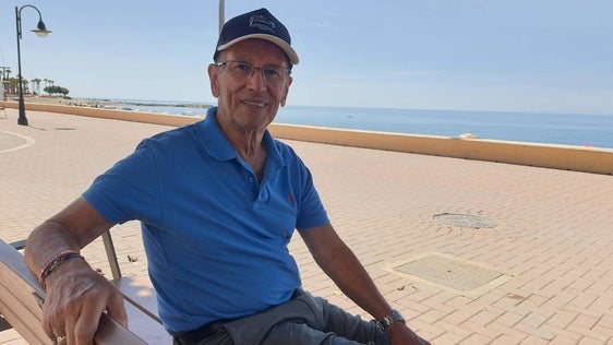 Francisco Coines tiene 78 años y su bar, con su hijo y su nuera al frente, sigue siendo un referente en Adra.