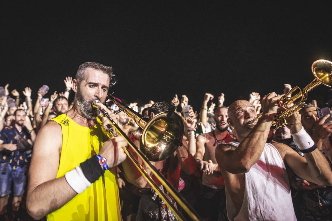 Continúa la fiesta del rock y la juerga en Adra