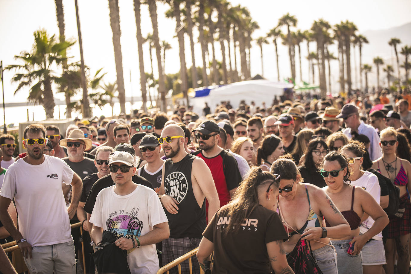 Continúa la fiesta del rock y la juerga en Adra