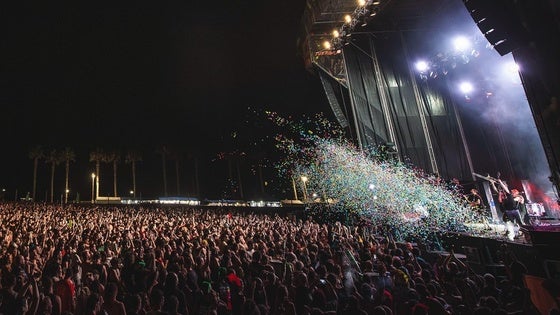 La segunda jornada en Adra del 'The Juergas Rock Festival' sigue haciendo vibrar a los miles de juerguistas