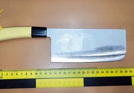 Se niega a pagar la cuenta de un bar y amenaza a los dueños con un hacha y cuchillos de cocina